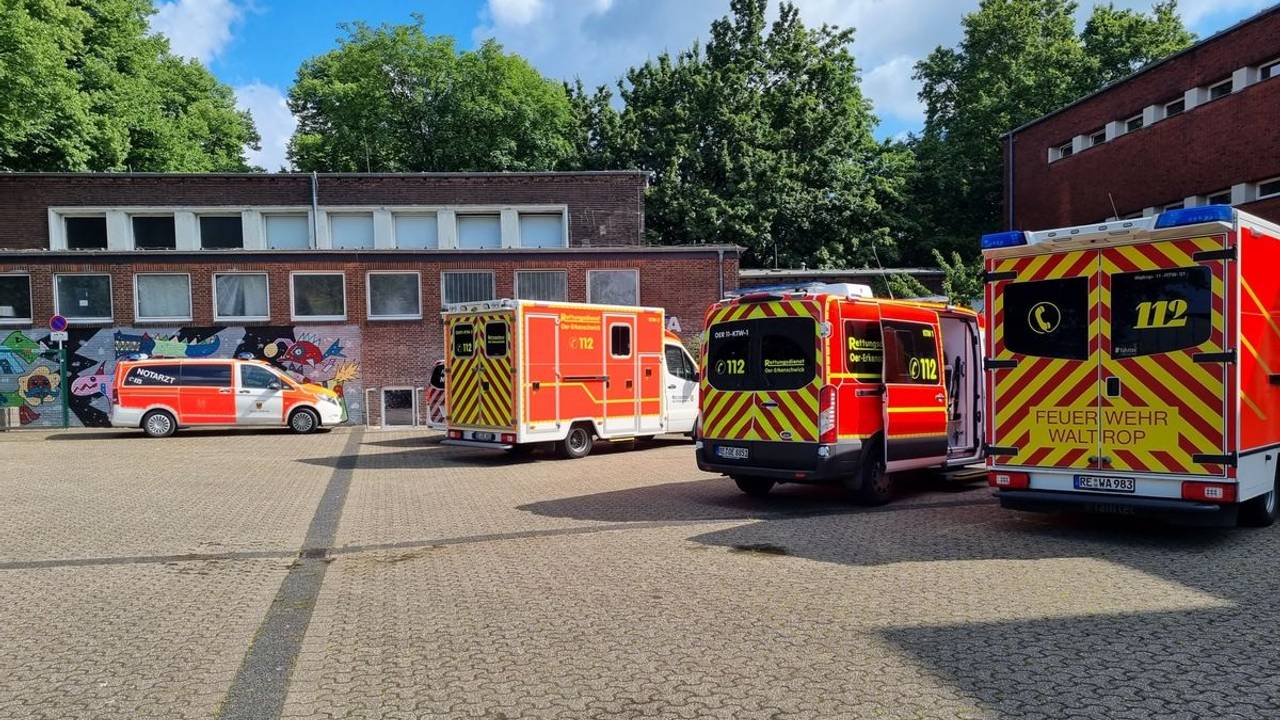 Rettungswagen an einem Gymnasium in Datteln bei Recklinghausen.
