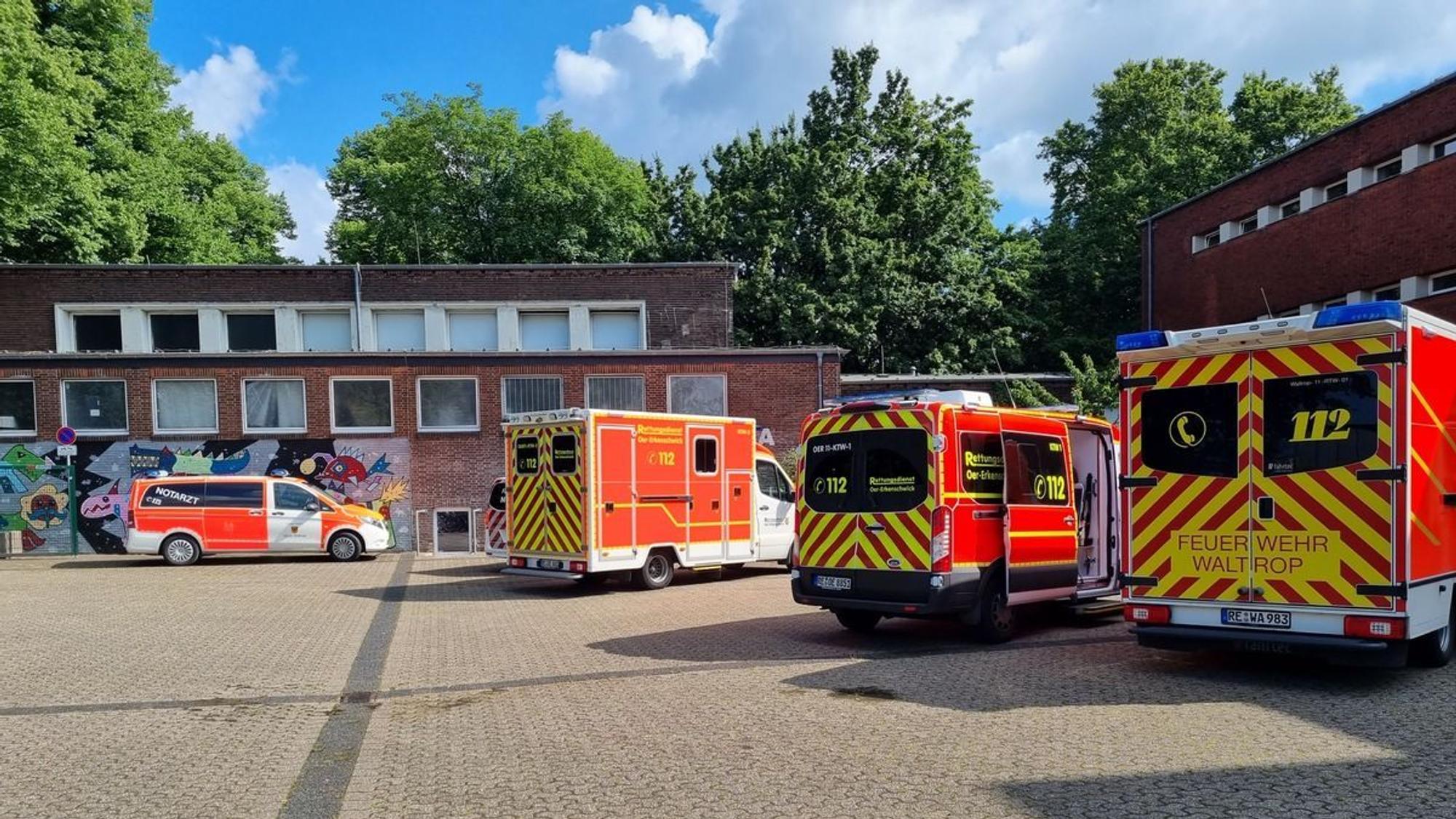 Rettungswagen an einem Gymnasium in Datteln bei Recklinghausen.