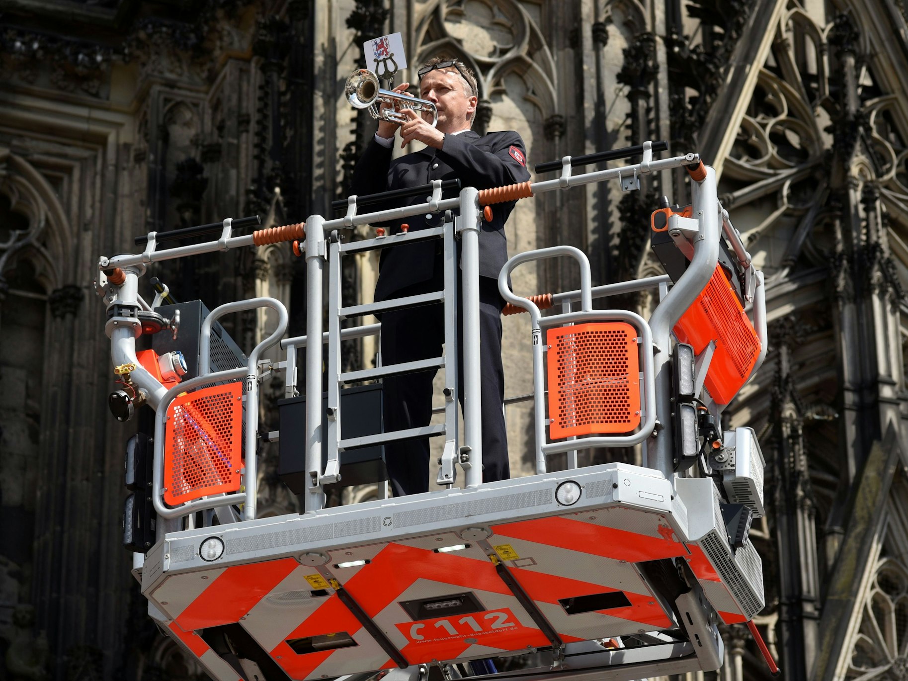 02.06.2022, Köln: Die Feuerwehren Köln und Düsseldorf gratulieren sich gegenseitig jeweils zum 150-jährigen Bestehen auf der Domplatte in Köln.
Trompetenständchen von einem Düsseldorfer Feuerwehrmann
Foto: Csaba Peter Rakoczy