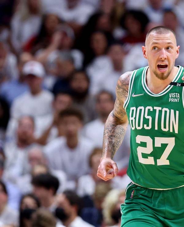 Daniel Theis jubelt nach einem Korberfolg.