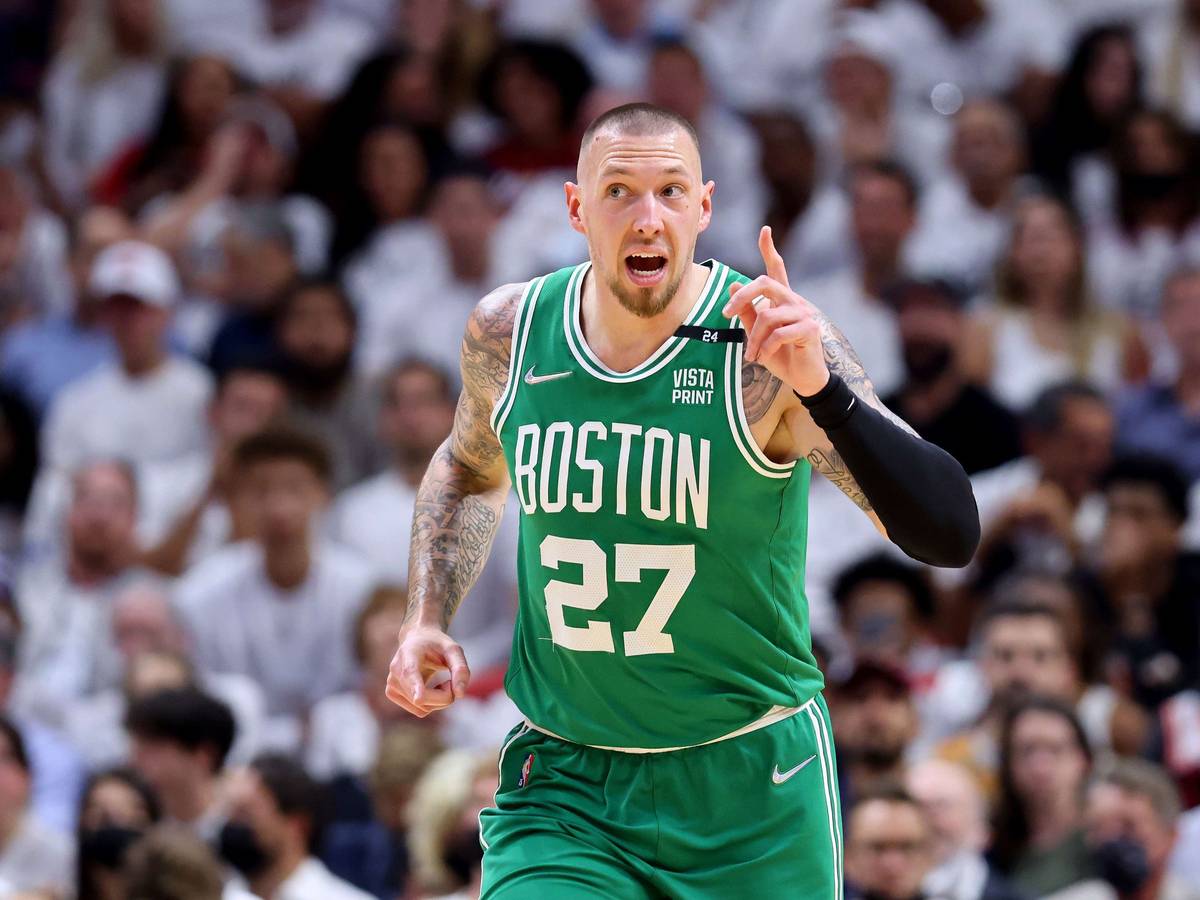 Daniel Theis jubelt nach einem Korberfolg.