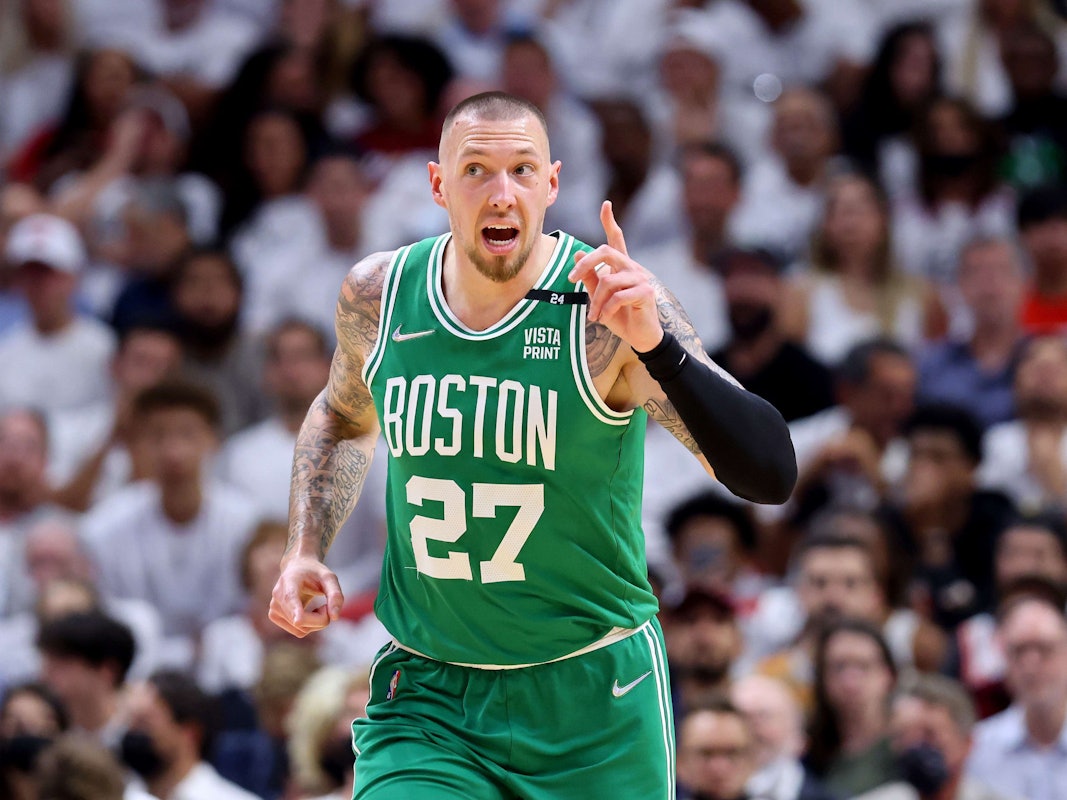 Daniel Theis jubelt nach einem Korberfolg.