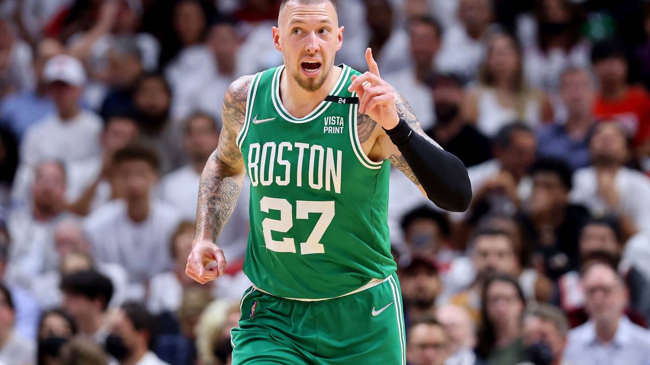 Daniel Theis jubelt nach einem Korberfolg.