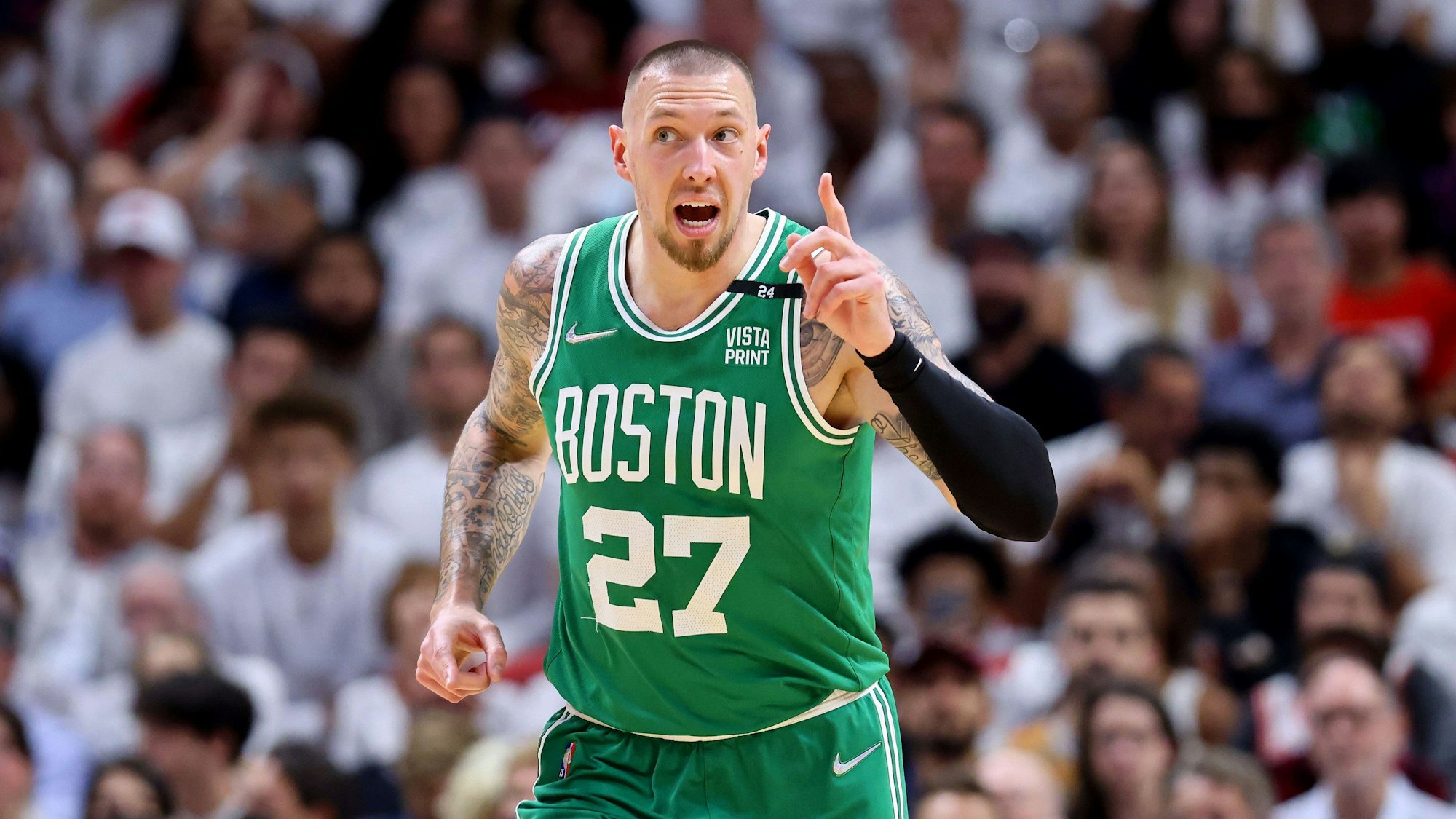 Daniel Theis jubelt nach einem Korberfolg.