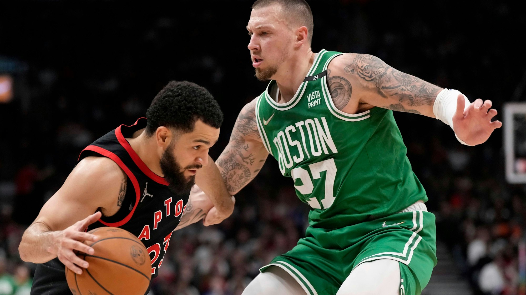 Daniel Theis verteidigt Fred VanVleet im Spiel bei den Toronto Raptors