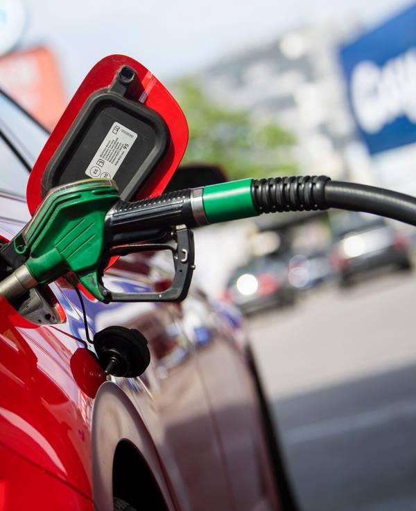 Trotz der Steuersenkung sind die Spritpreise wieder angestiegen. Das Foto vom 1. Juni 2022 zeigt ein Auto beim Tanken.