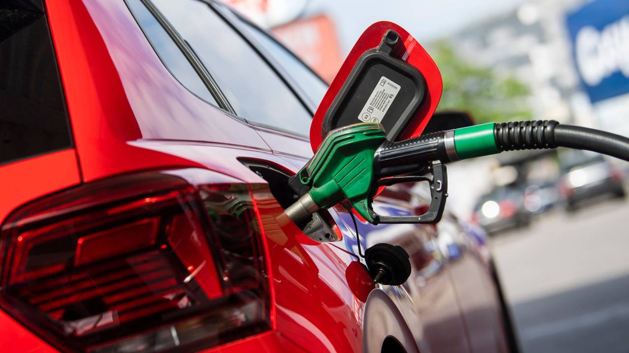 Trotz der Steuersenkung sind die Spritpreise wieder angestiegen. Das Foto vom 1. Juni 2022 zeigt ein Auto beim Tanken.