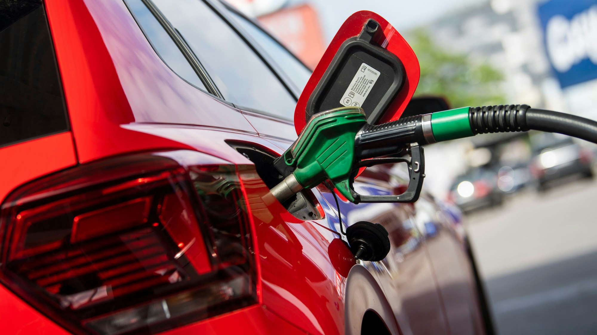 Trotz der Steuersenkung sind die Spritpreise wieder angestiegen. Das Foto vom 1. Juni 2022 zeigt ein Auto beim Tanken.