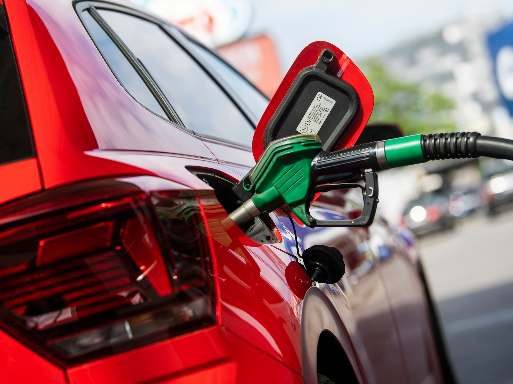 Ein Auto wird an einer Tankstelle betankt.