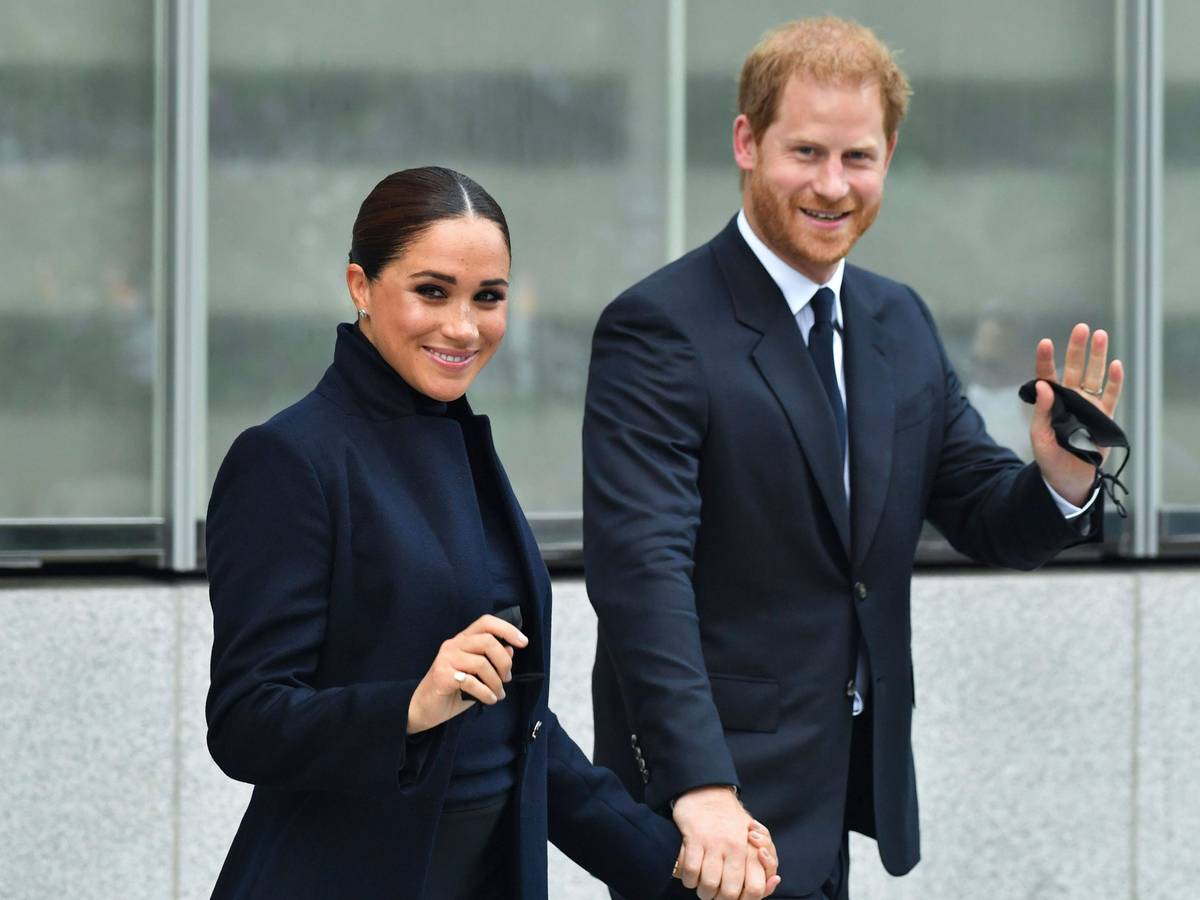 Prinz Harry und Herzogin Kate winken in New York City in die Kamera.