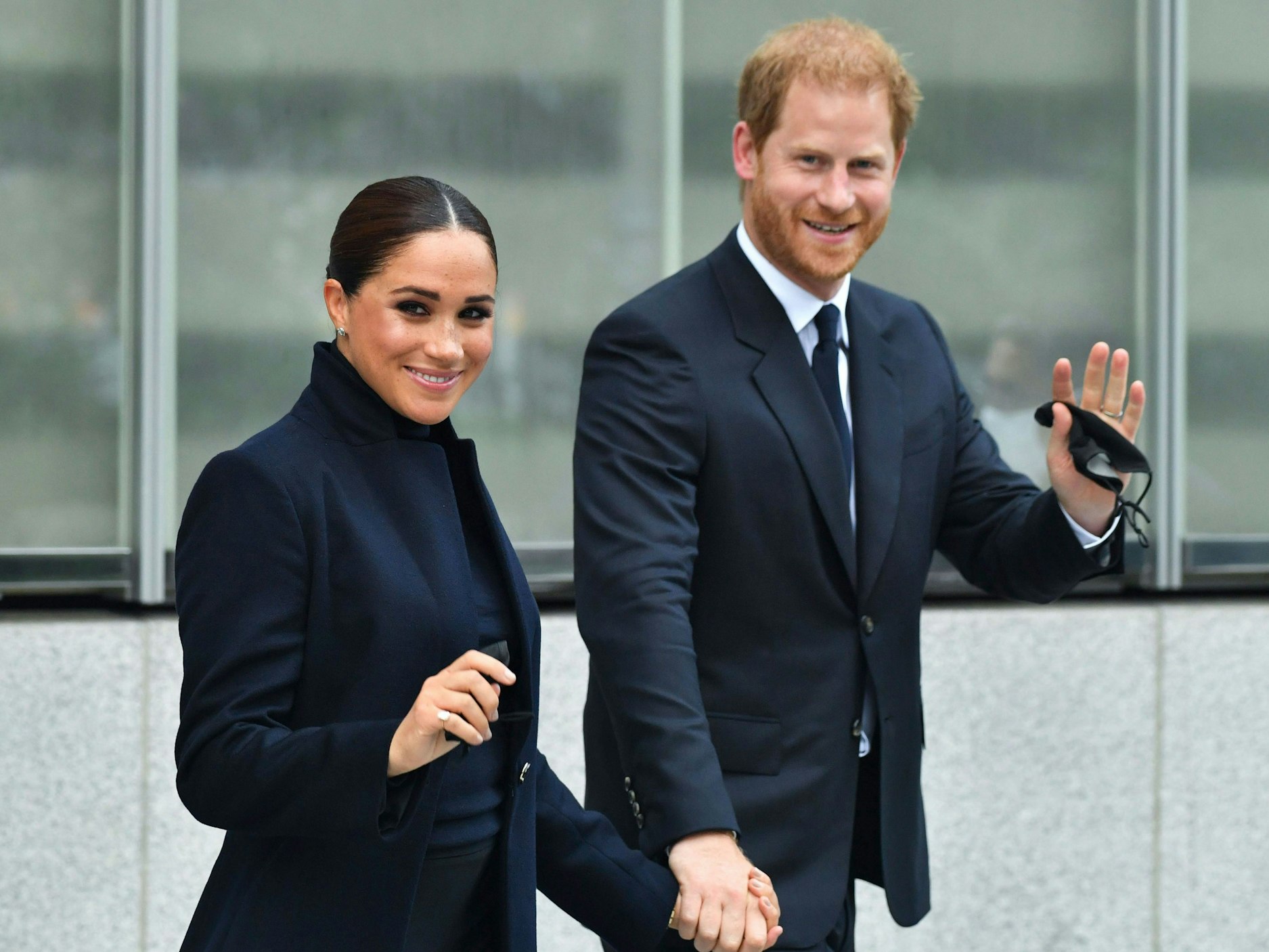 Prinz Harry und Herzogin Kate winken in New York City in die Kamera.