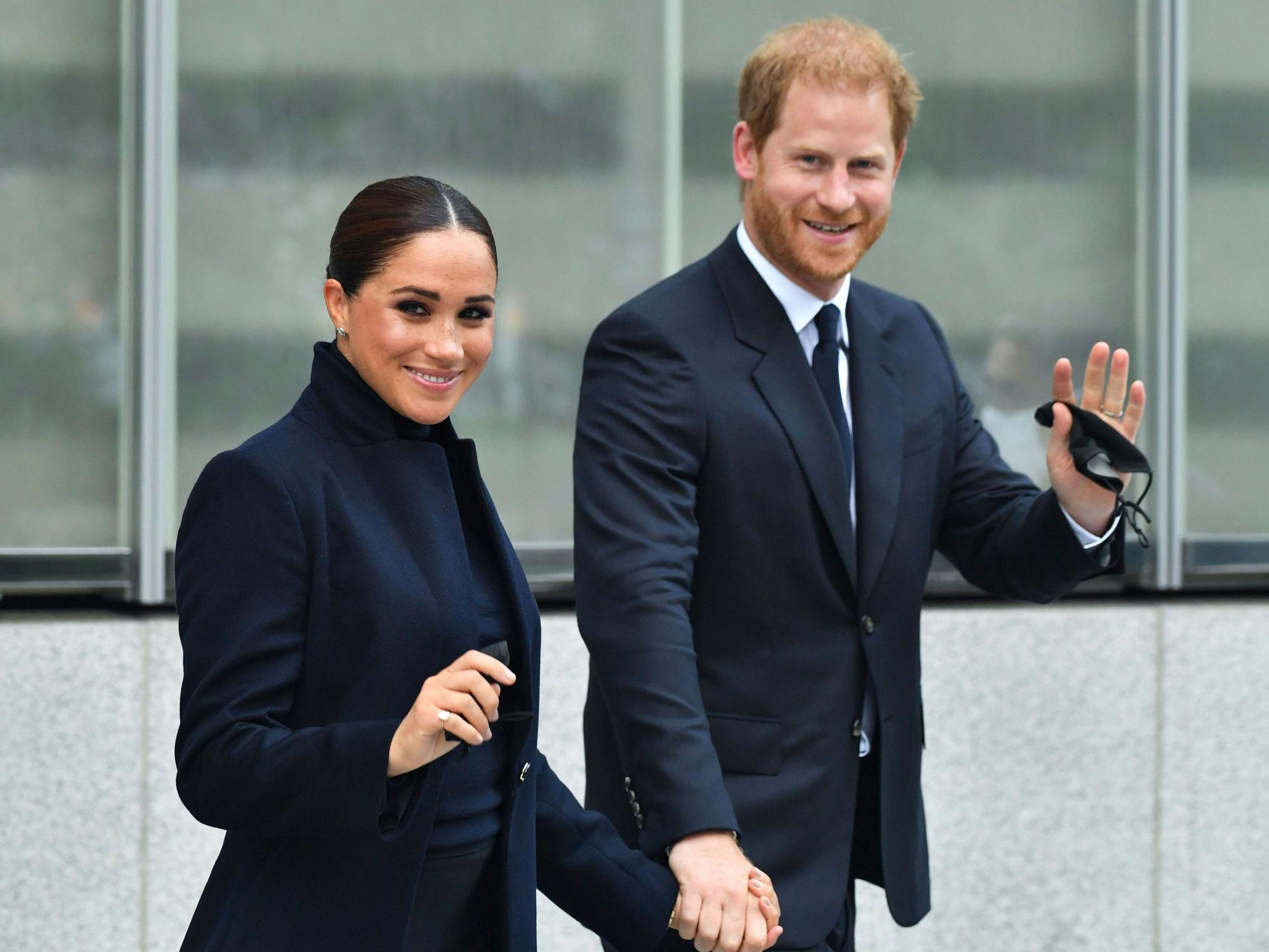 Prinz Harry und Herzogin Kate winken in New York City in die Kamera.