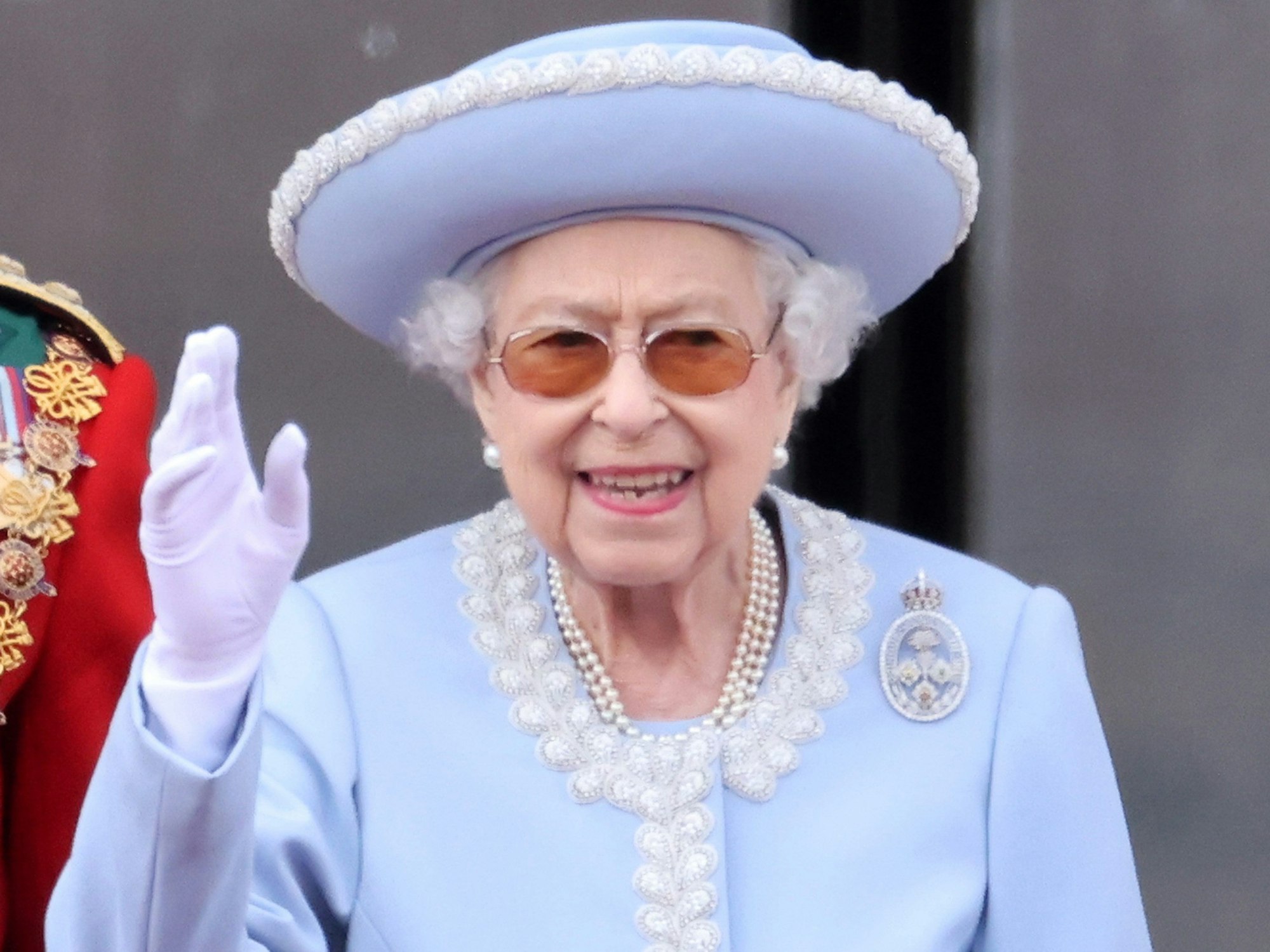 Queen Elizabeth II winkt fröhlich während der Feier ihres 70. Thronjubiläums.