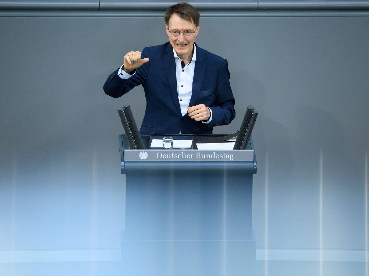Karl Lauterbach (SPD), Bundesminister für Gesundheit, spricht in der Plenarsitzung im Deutschen Bundestag.