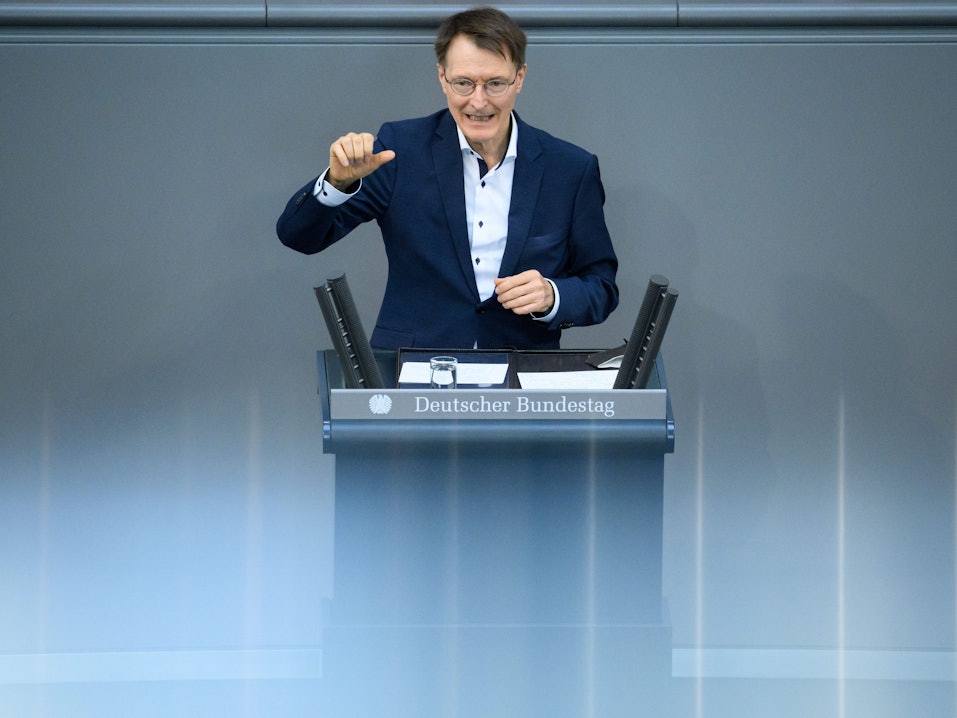Karl Lauterbach (SPD), Bundesminister für Gesundheit, spricht in der Plenarsitzung im Deutschen Bundestag.