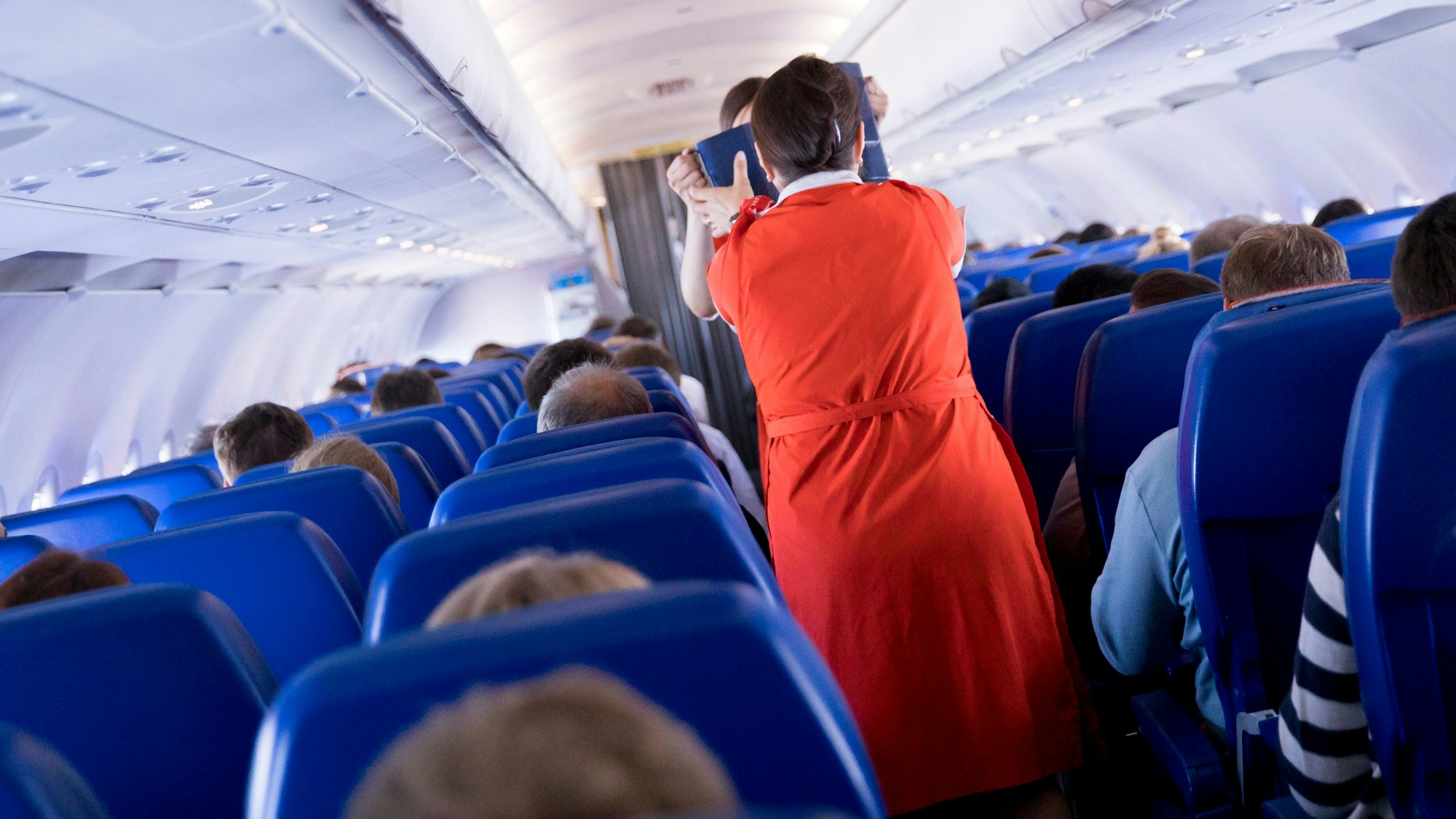 Das kanadische Fetisch-Model Mary Magdalene wurde aus dem Flugzeug geschmissen. Das undatierte Symbolfoto zeigt Flugbegleiterinnen an Bord eines Airbus A320.