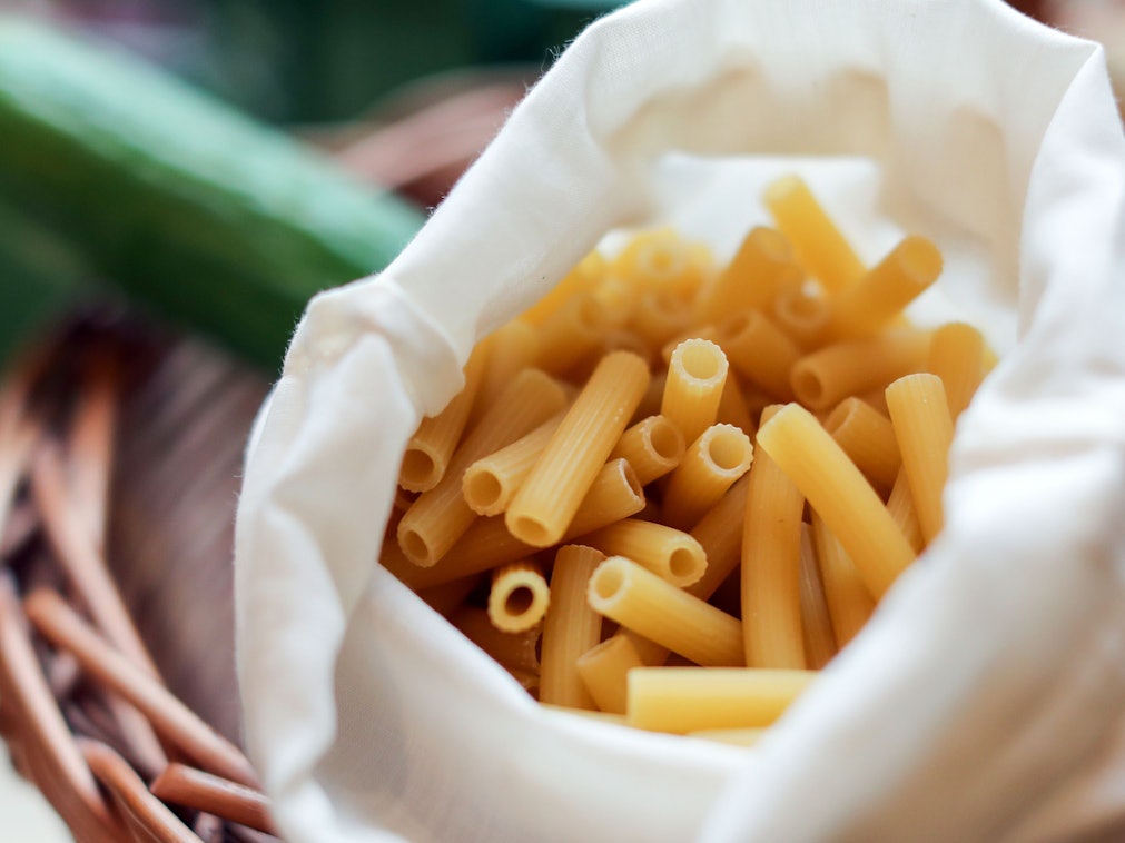 Ein Stoffsäckchen mit Nudeln, aufgenommen im November 2019.