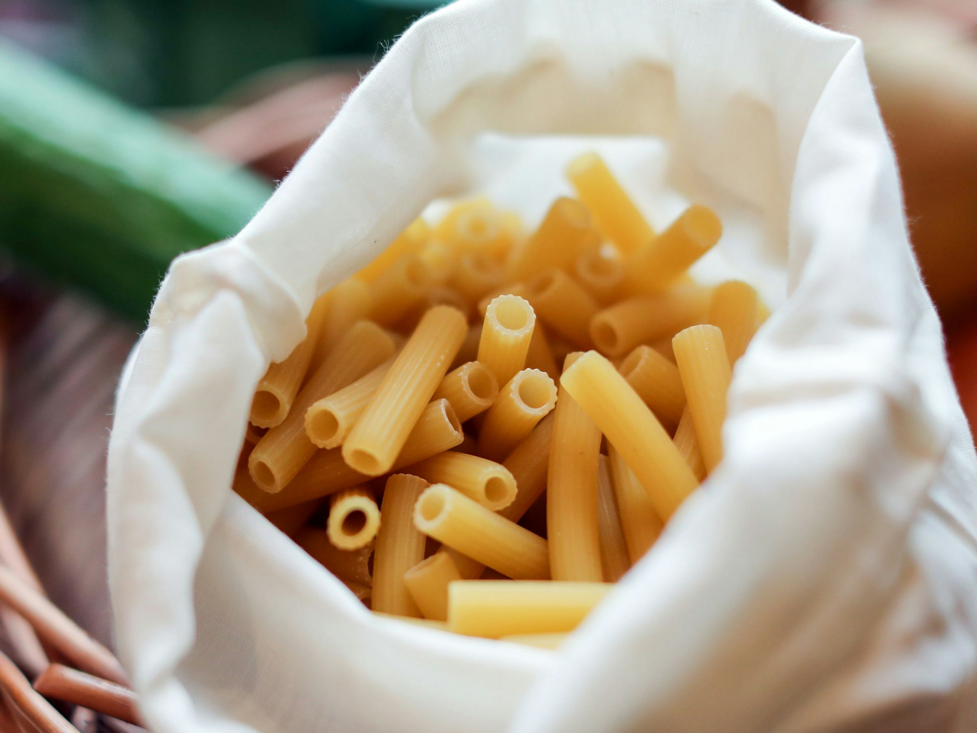 Ein Stoffsäckchen mit Nudeln, aufgenommen im November 2019.