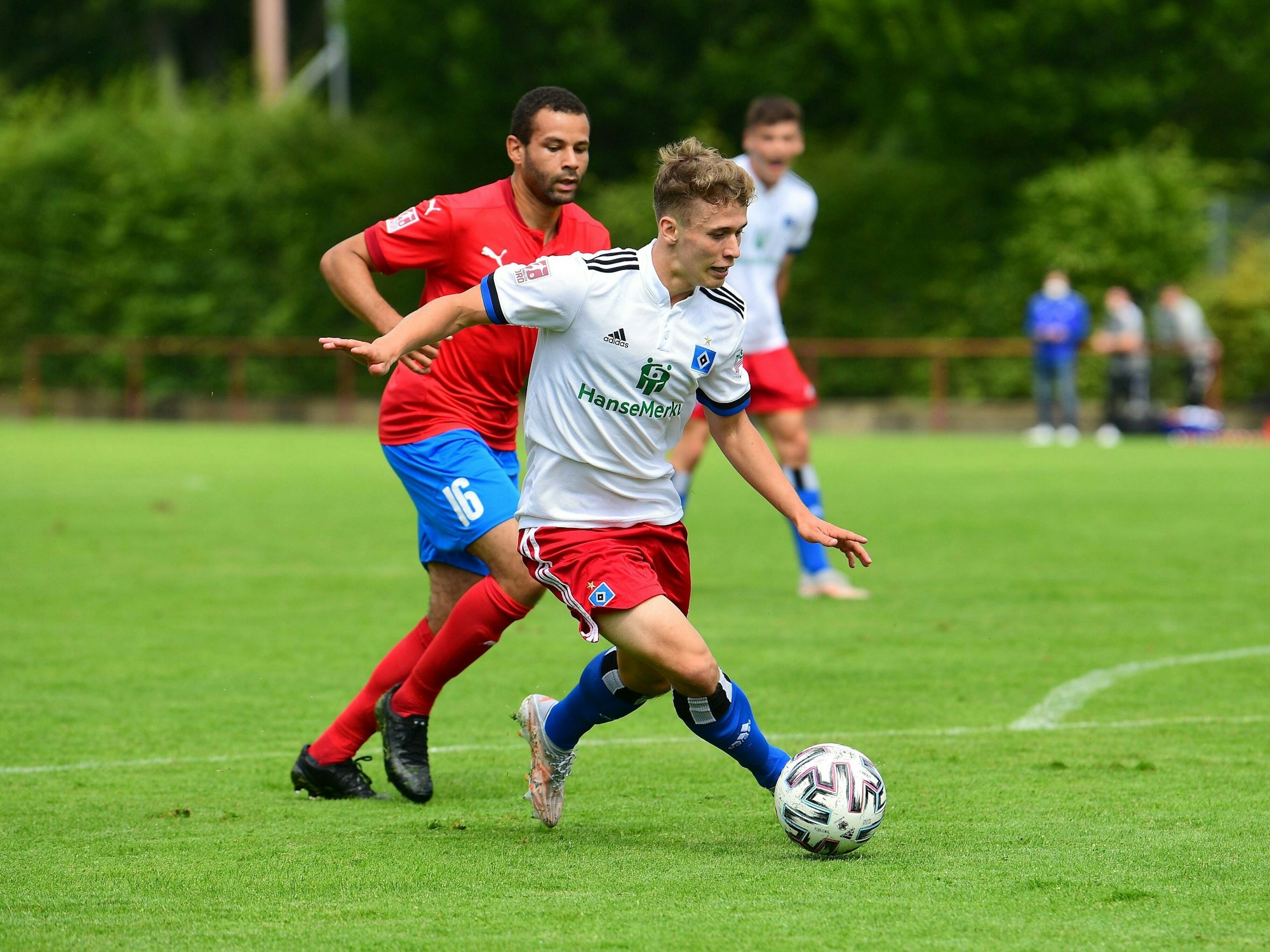 Anssi Suhonen führt den Ball im Spiel gegen den SV Drochtersen