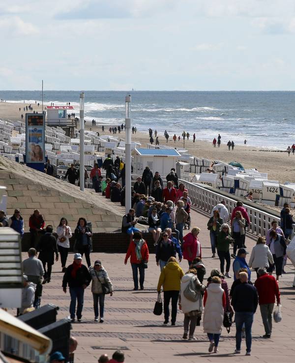 Das Foto vom 30. Mai 2022 zeigt die Kurpromenade von Westerland auf Sylt.