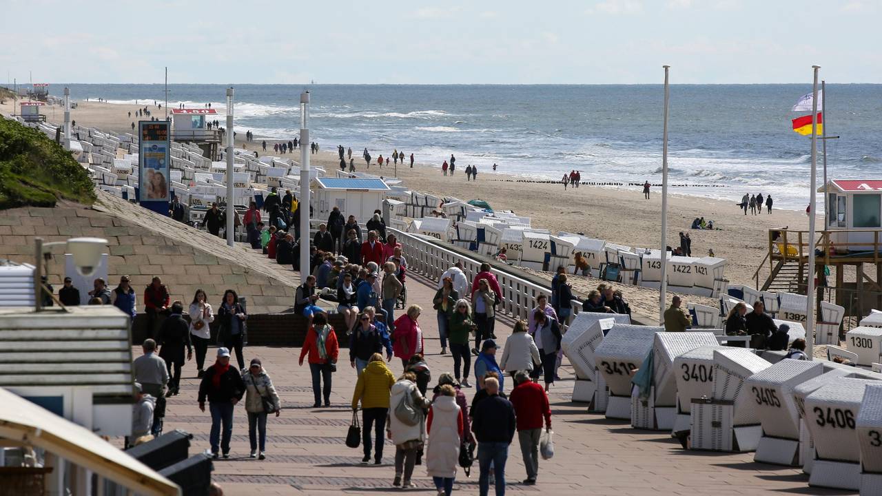 Das Foto vom 30. Mai 2022 zeigt die Kurpromenade von Westerland auf Sylt.