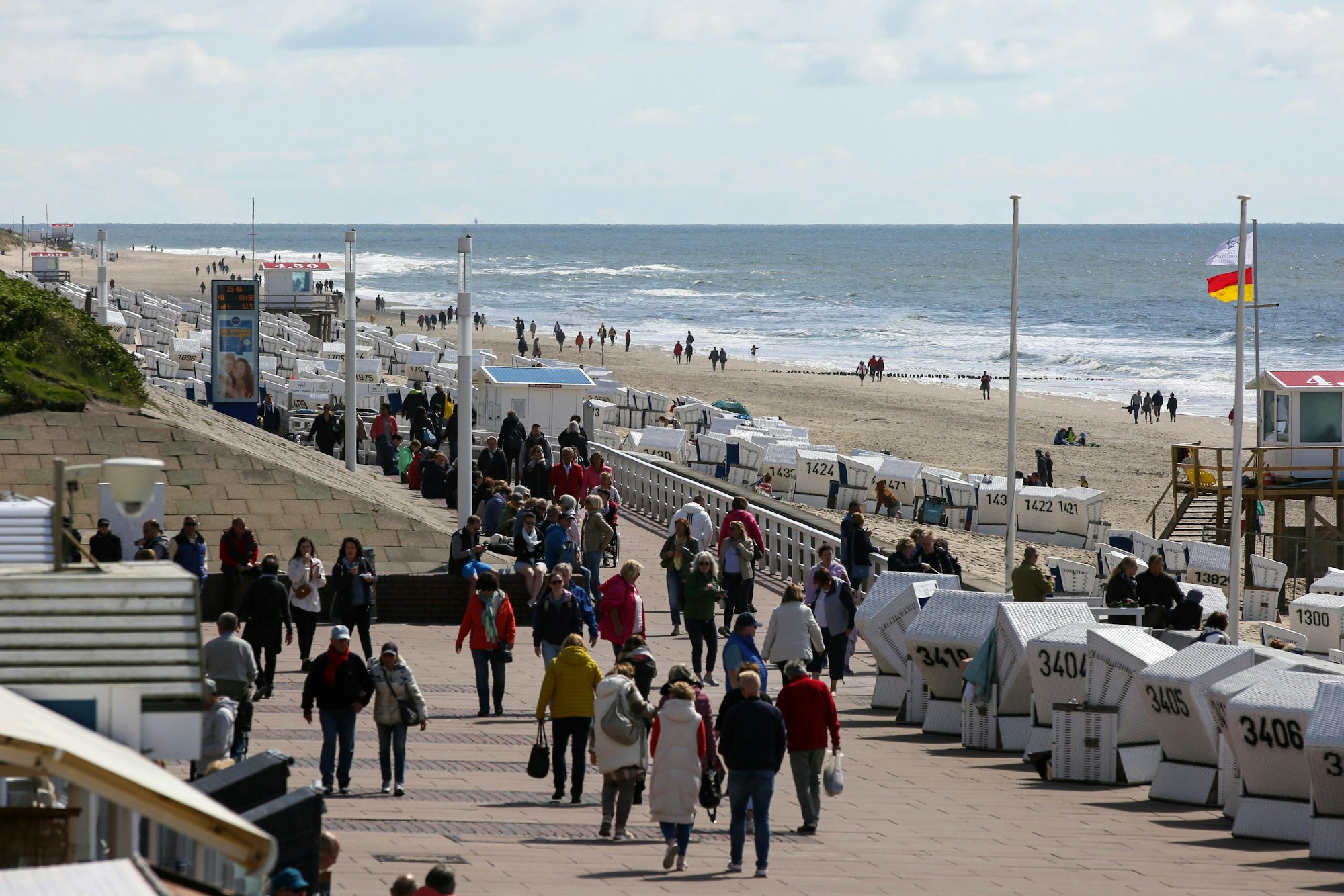 Das Foto vom 30. Mai 2022 zeigt die Kurpromenade von Westerland auf Sylt.
