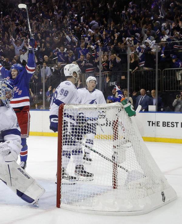 Die New York Rangers bejubeln in Spiel eins des NHL-Halbfinales einen Treffer gegen Tampa Bay Lightning.