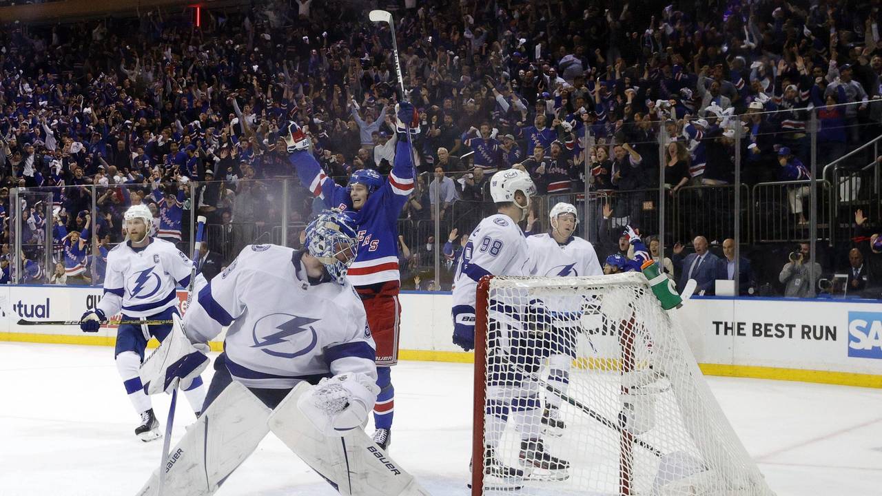 Die New York Rangers bejubeln in Spiel eins des NHL-Halbfinales einen Treffer gegen Tampa Bay Lightning.
