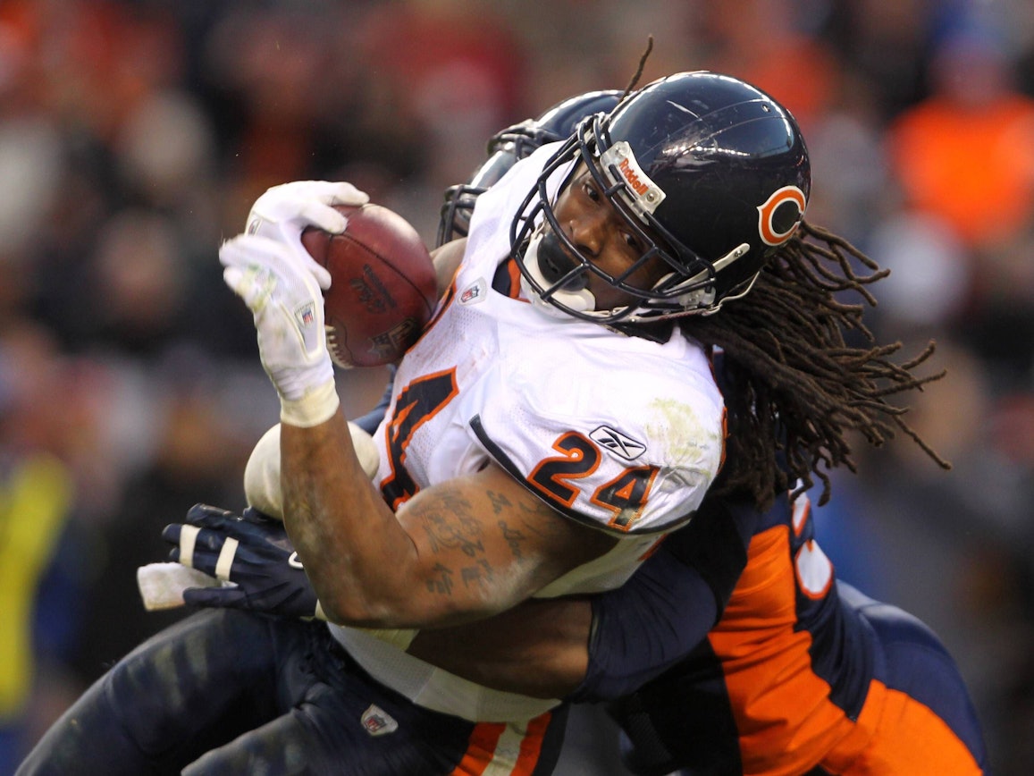 Marion Barber hält den Football und wird getackelt