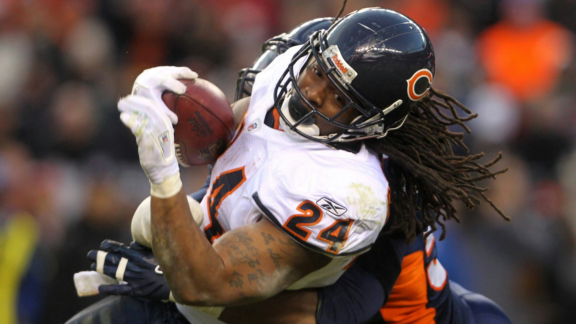 Marion Barber hält den Football und wird getackelt