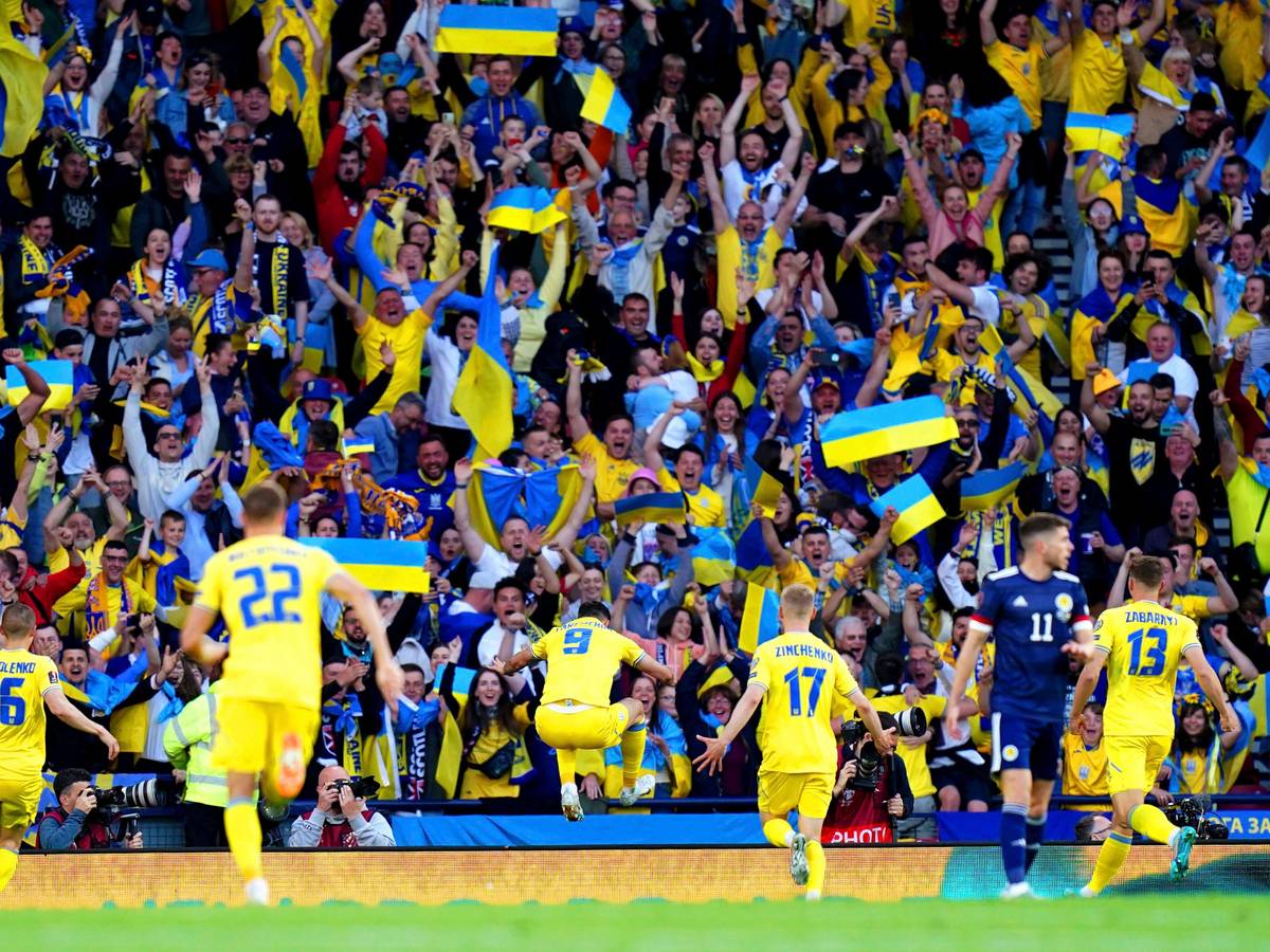 Die ukrainischen Spieler sprinten zu ihren Fans, um gemeinsam das Tor zum 2:0 gegen Schottland zu bejubeln.