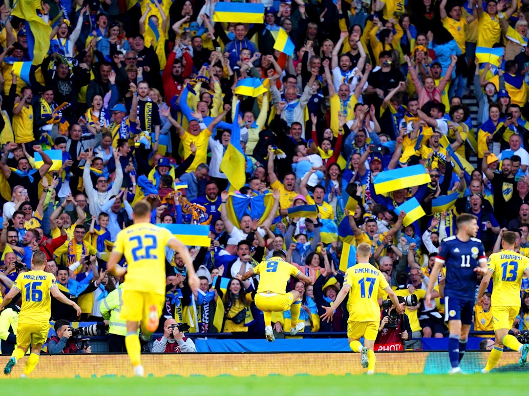 Die ukrainischen Spieler sprinten zu ihren Fans, um gemeinsam das Tor zum 2:0 gegen Schottland zu bejubeln.