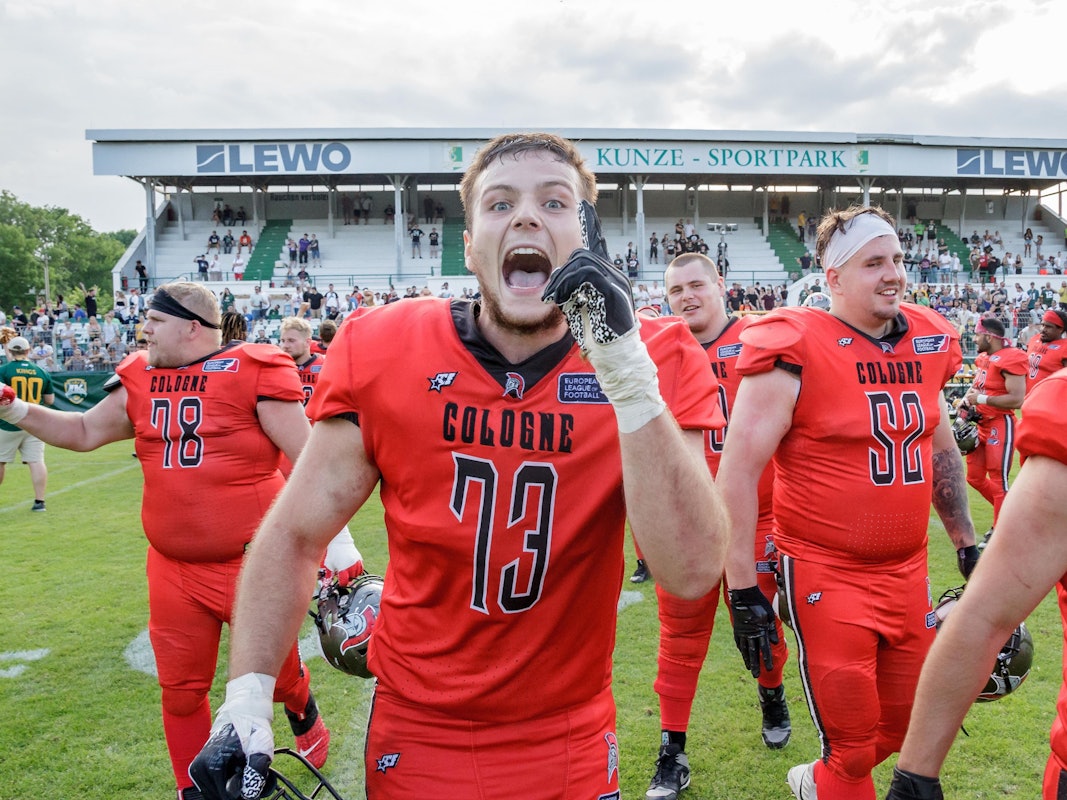 Centurions Fabian Kratz (M.) schreit in Richtung des Fotografen.
