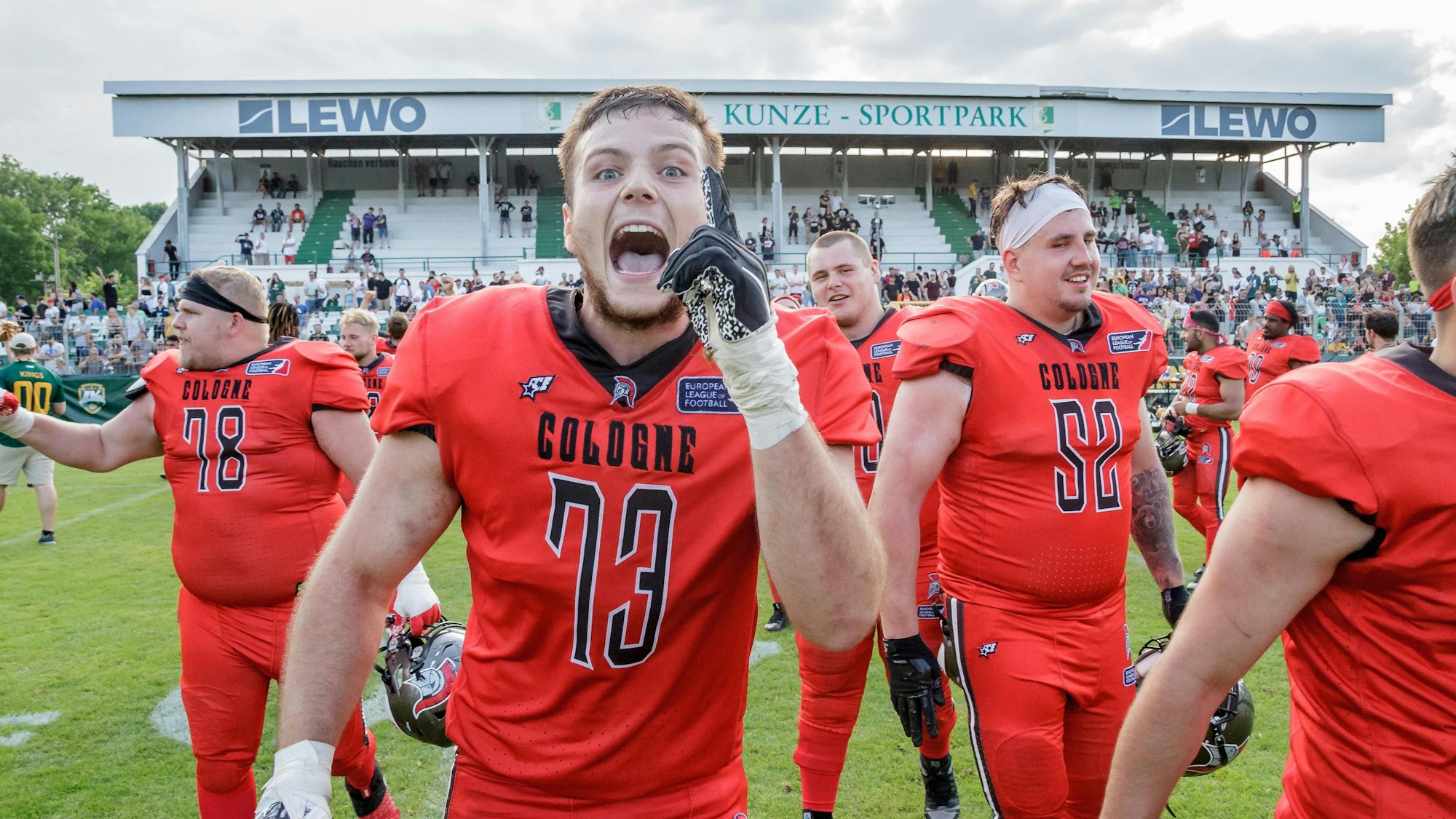 Centurions Fabian Kratz (M.) schreit in Richtung des Fotografen.