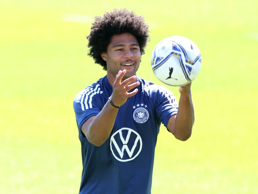 Serge Gnabry wirft beim Training einen Ball.