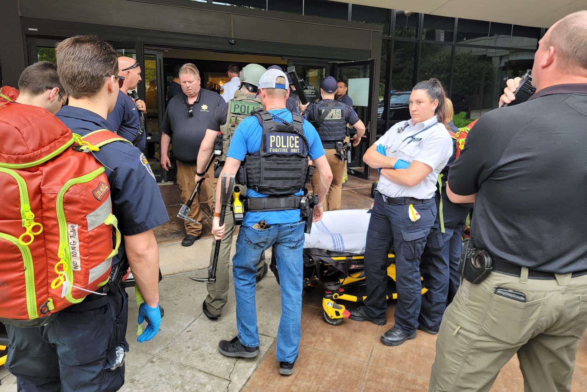 Das am 1. Juni 2022 aufgenommene Foto zeigt Polizei- und Rettungskräfte vor dem Natalie-Gebäude des St. Francis Hospital in Tulsa (Oklahoma, USA), wo ein Mann auf mehrere Menschen geschossen hat.