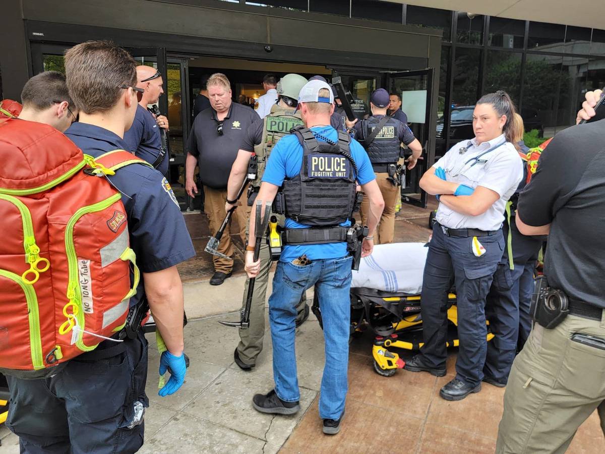 Das am 1. Juni 2022 aufgenommene Foto zeigt Polizei- und Rettungskräfte vor dem Natalie-Gebäude des St. Francis Hospital in Tulsa (Oklahoma, USA), wo ein Mann auf mehrere Menschen geschossen hat.