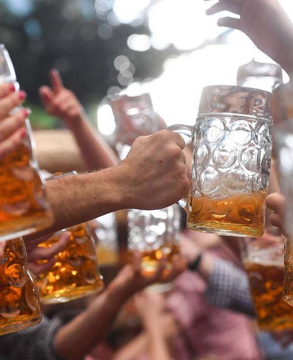 Mehrere Bierkrüge auf dem Oktoberfest 2017.
