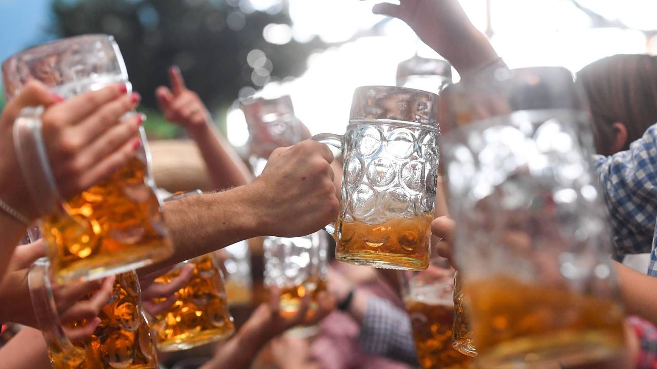 Mehrere Bierkrüge auf dem Oktoberfest 2017.