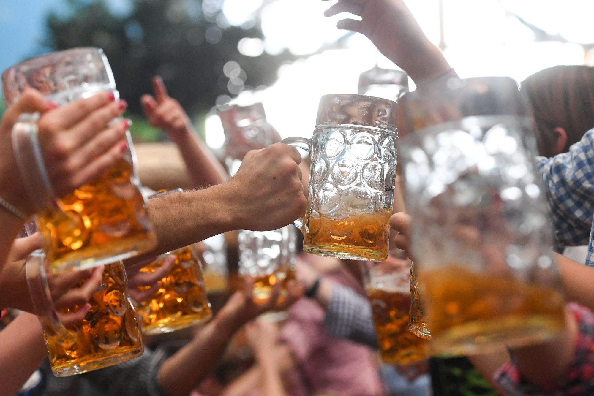 Mehrere Bierkrüge auf dem Oktoberfest 2017.