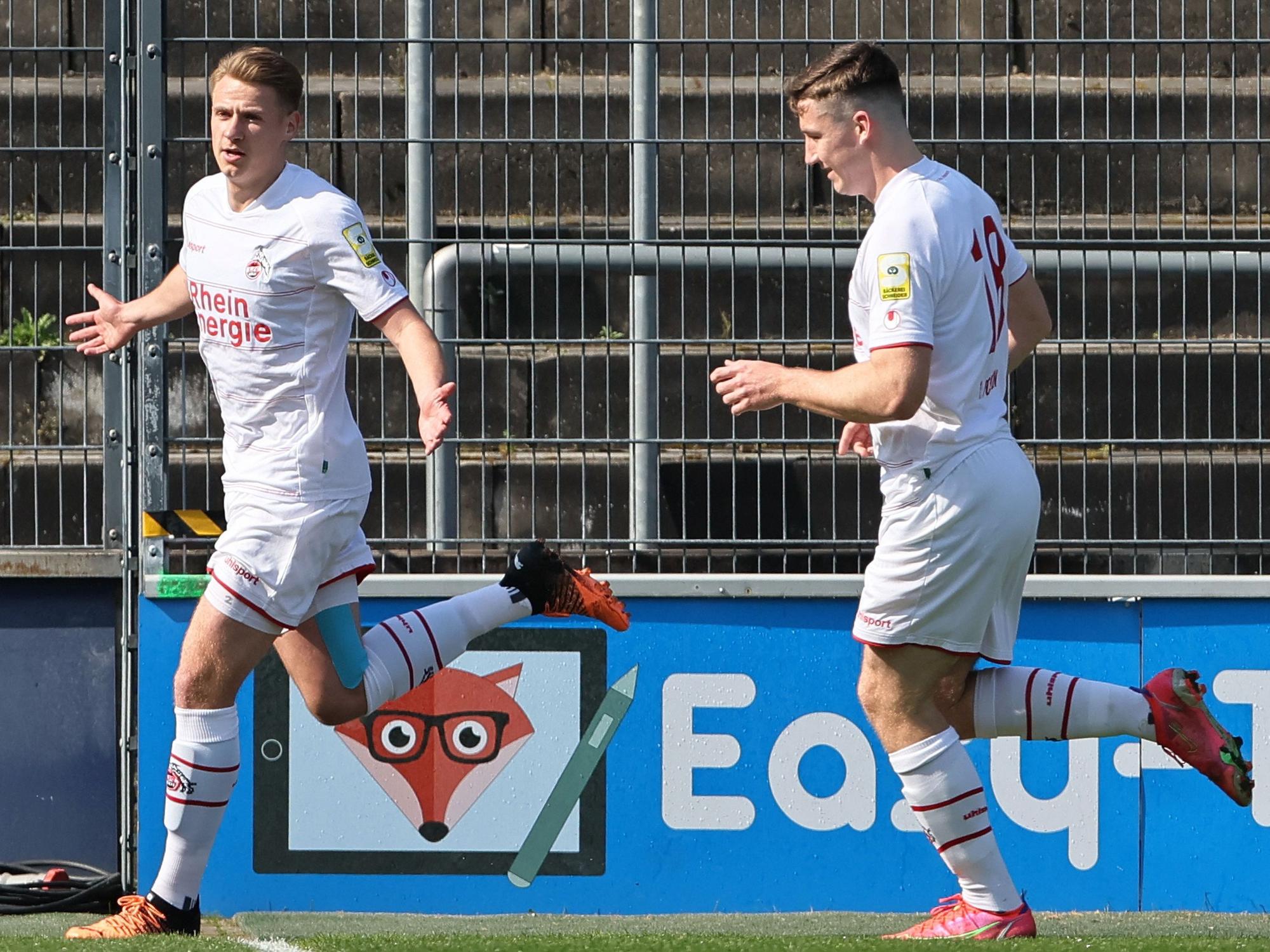 Joshua Schwirten jubelt mit Hendrik Mittelstädt.