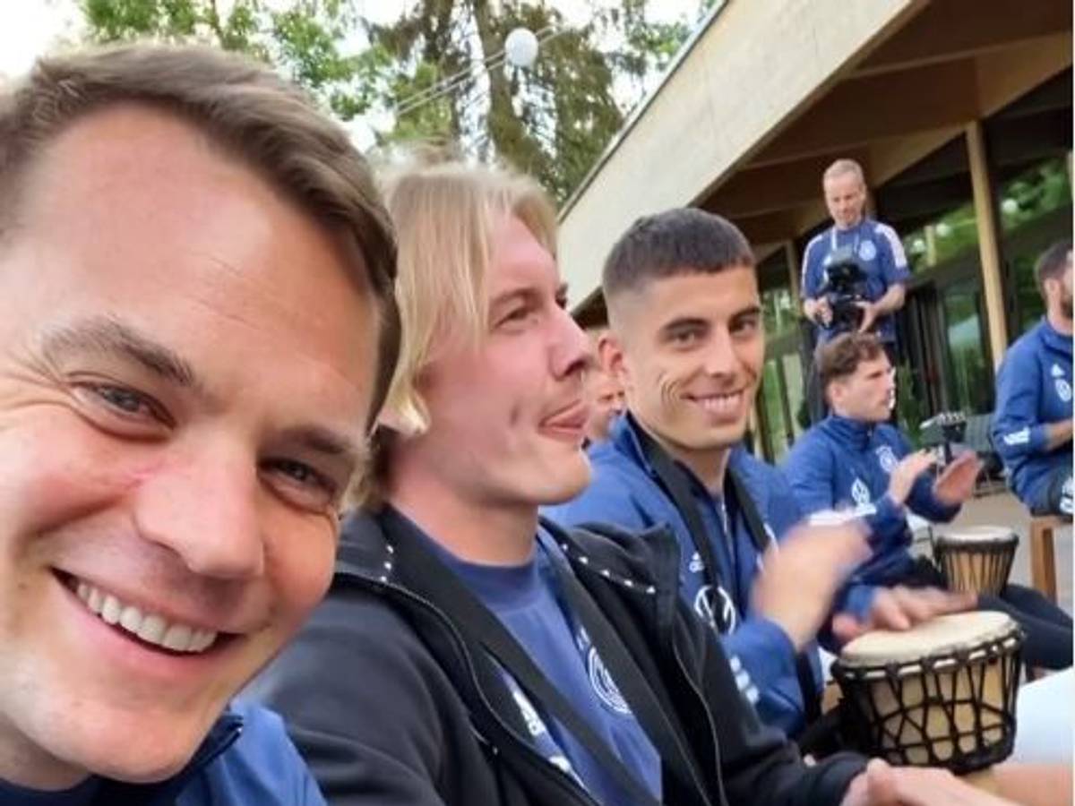 Manuel Neuer, Julian Brandt und Kai Havertz trommeln im Team-Camp.