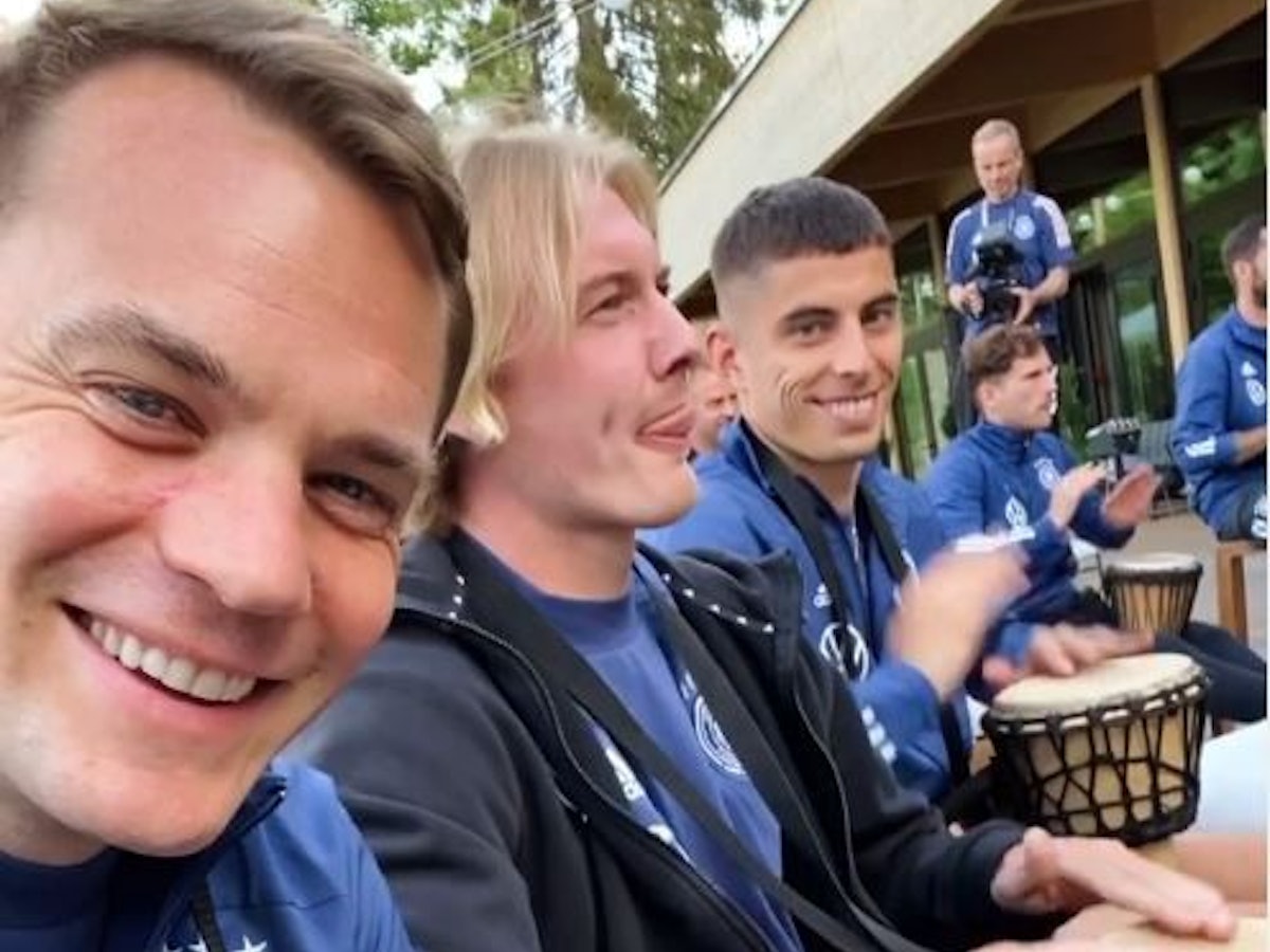 Manuel Neuer, Julian Brandt und Kai Havertz trommeln im Team-Camp.