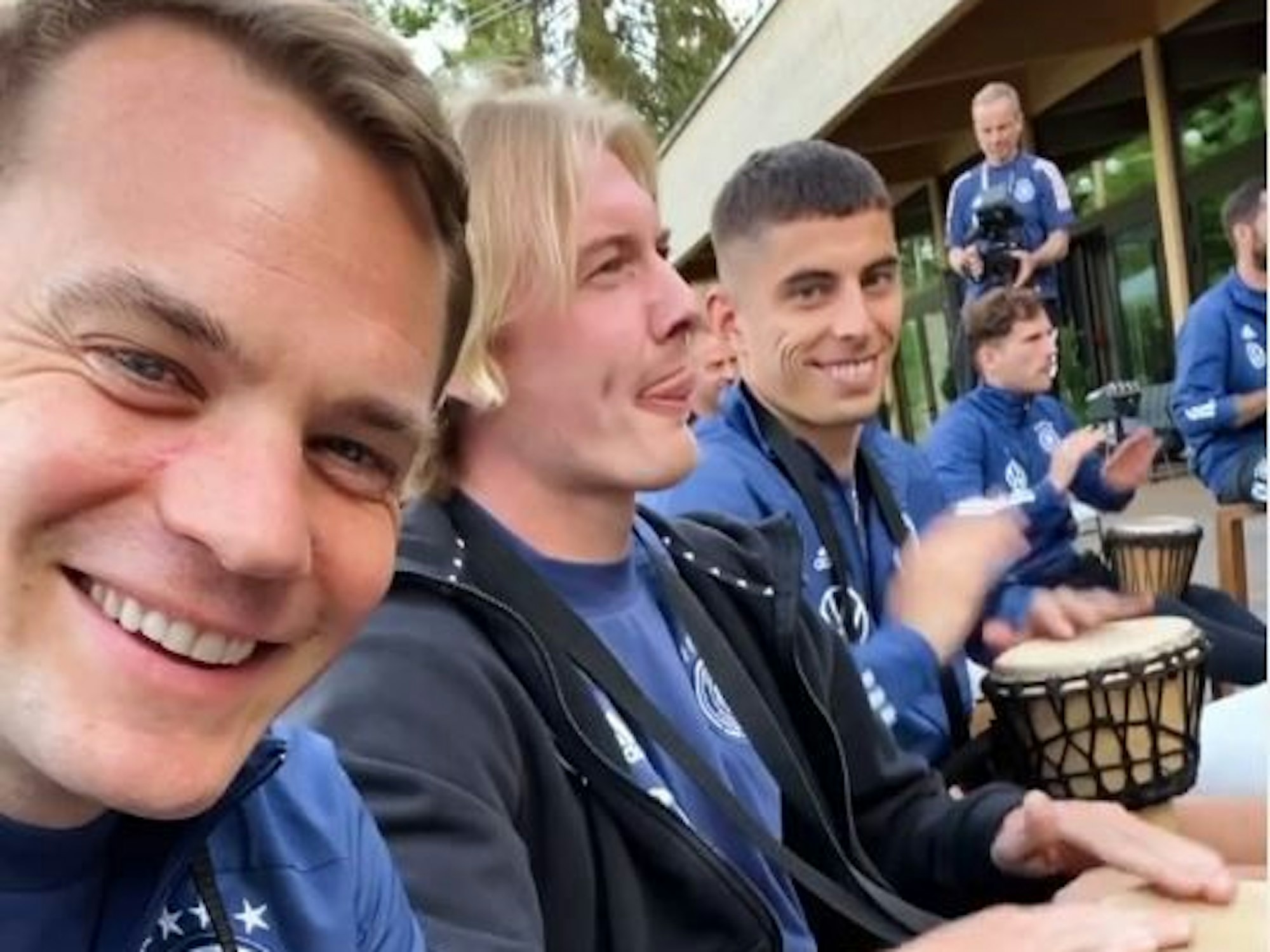Manuel Neuer, Julian Brandt und Kai Havertz trommeln im Team-Camp.