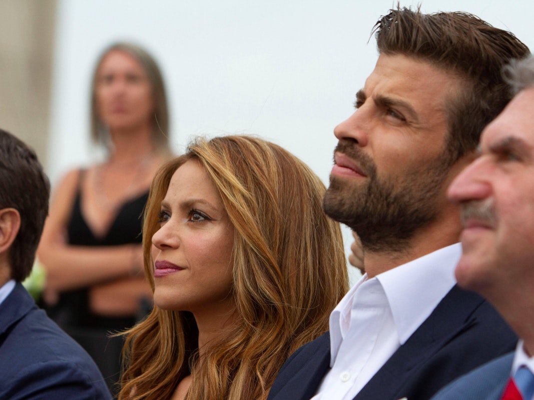 Gerard Piqué und Shakira sitzen nebeneinander bei einer Pressekonferenz für den Davis-Cup in New York.