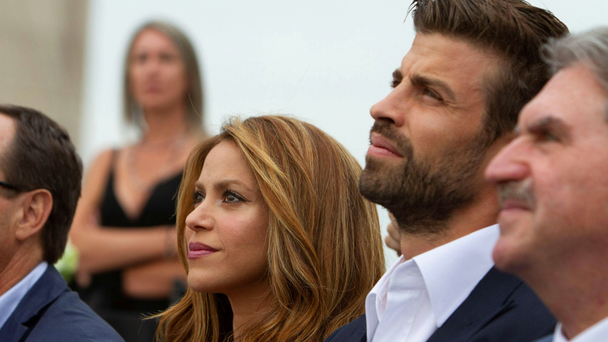 Gerard Piqué und Shakira sitzen nebeneinander bei einer Pressekonferenz für den Davis-Cup in New York.