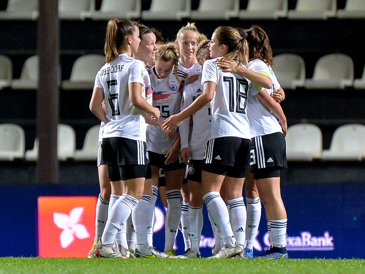 Die deutschen Spielerinnen jubeln nach dem 0:2 gegen Portugal zusammen.