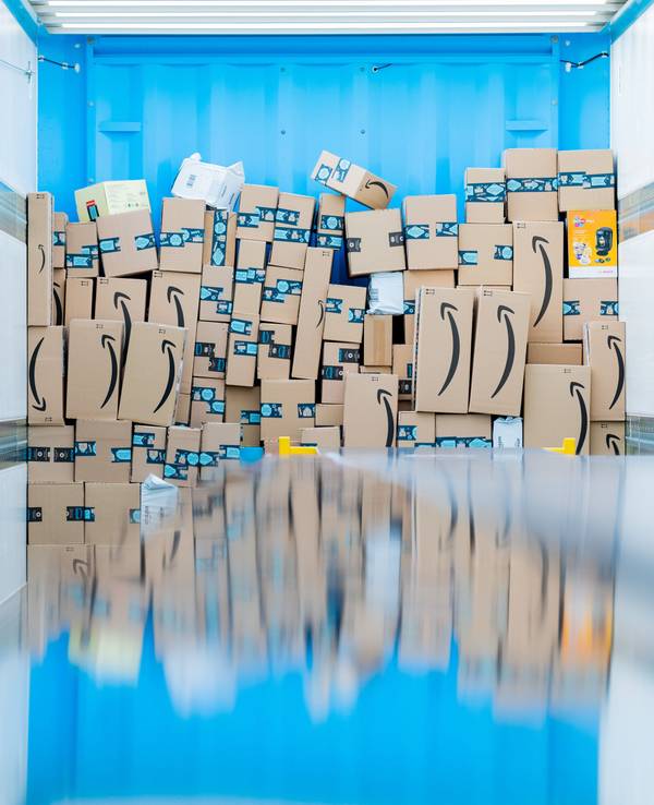Pakete liegen in einem Logistikzentrum des Versandhändlers Amazon in einem Lkw. Im Weihnachtsgeschäft werden besonders viele Bestellungen abgewickelt.
