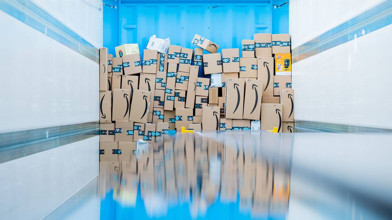 Pakete liegen in einem Logistikzentrum des Versandhändlers Amazon in einem Lkw. Im Weihnachtsgeschäft werden besonders viele Bestellungen abgewickelt.