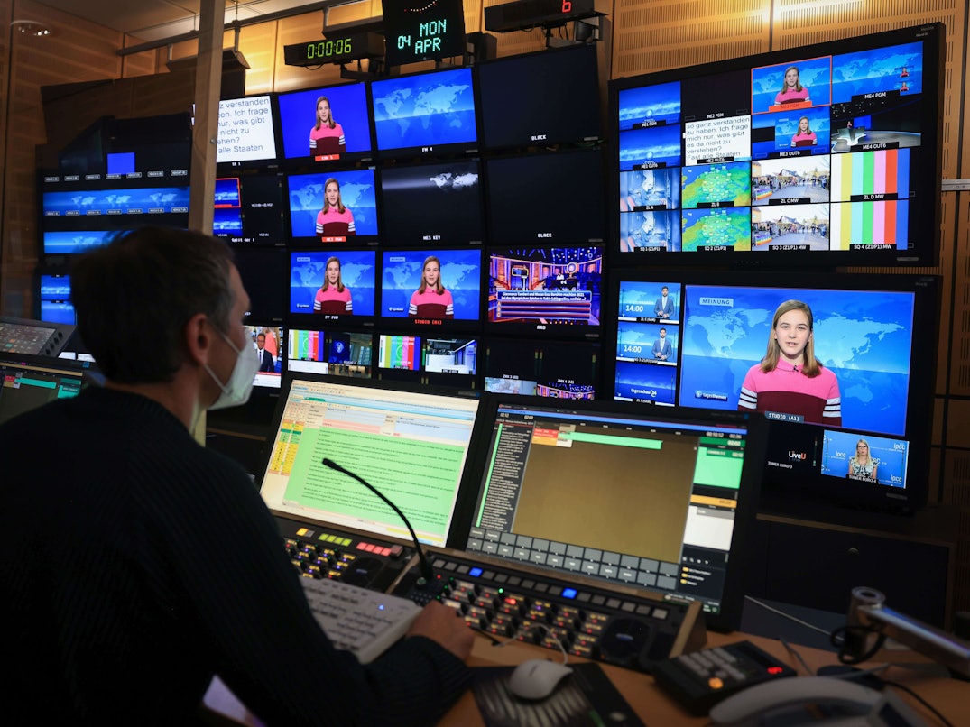 Blick in den Regieraum, während Ella, eine 12-jährige Schülerin, im „Tagesthemen“-Studio am 04.04.2022 ihren Kommentar einspricht. Ella präsentierte den traditionellen Kommentar in der ARD-Hauptnachrichtensendung „Tagesthemen“.
